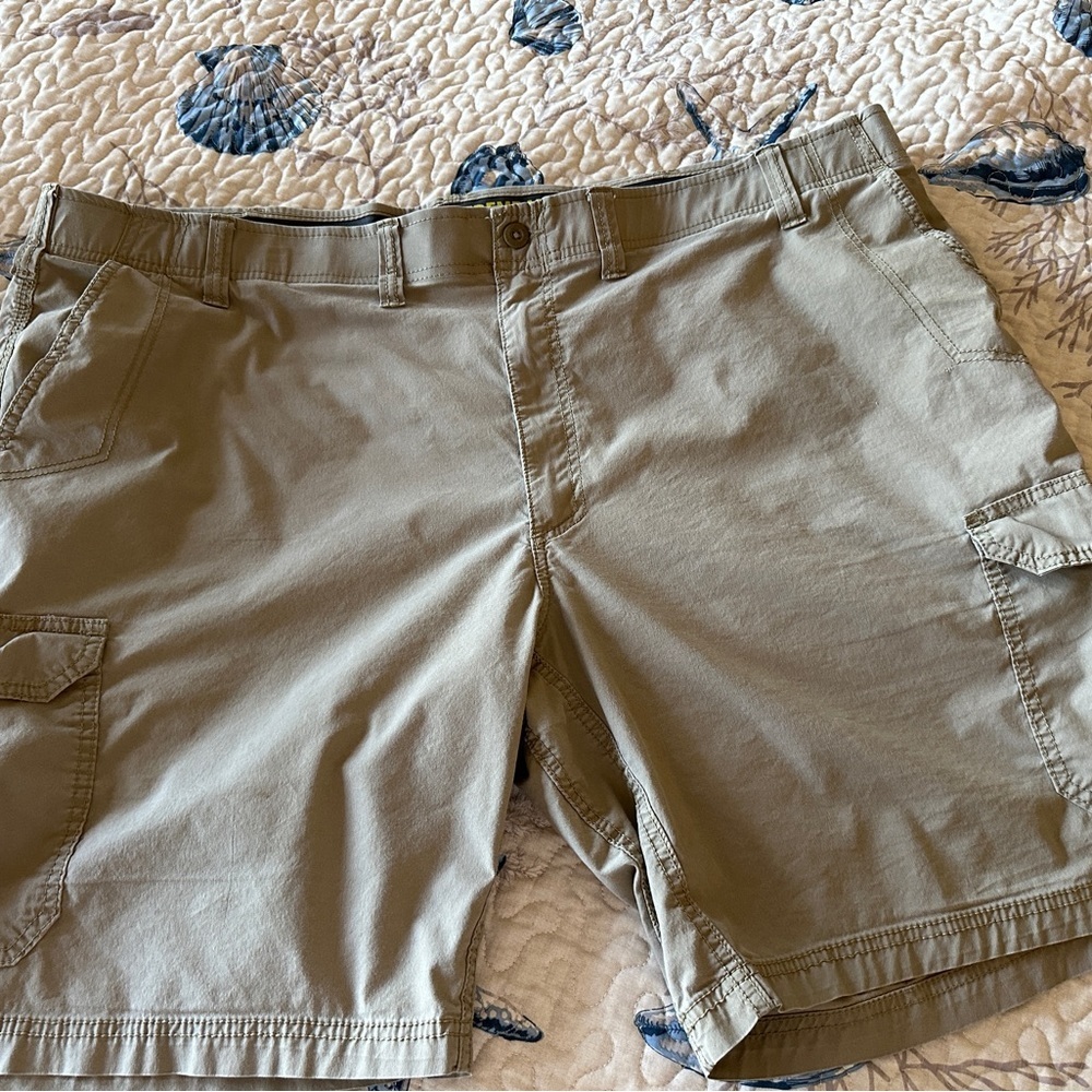 LEE Extreme Motion Men’s 50” waist‎ khaki shorts